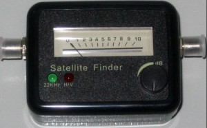 SatFinder стрелочный (устройство для настройки спутниковых антенн) Прибор очень прост в обращении, и оснащен звуковой сигнализацией и регулировкой. SatFinder подключается в разрыв кабеля, идущему от конвертора к ресиверу. С помощью этого прибора можно точно определить поступающий уровень сигнала, а при максимальном отклонении - определить и установить правильную позицию антенны. SatFinder поможет при настройке спутниковой антенны, если Вы решили установить её самостоятельно.