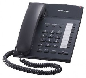 Телефон Panasonic KX-TS2382 индикатор вызова однокнопочный набор, 20 номеров ускоренный набор, 10 номеров повторный набор последнего номера 4 уровня громкости звонка (выкл./тихо/средне/громко) регулировка угла рабочей панели (2 уровня) возможность установки на стене